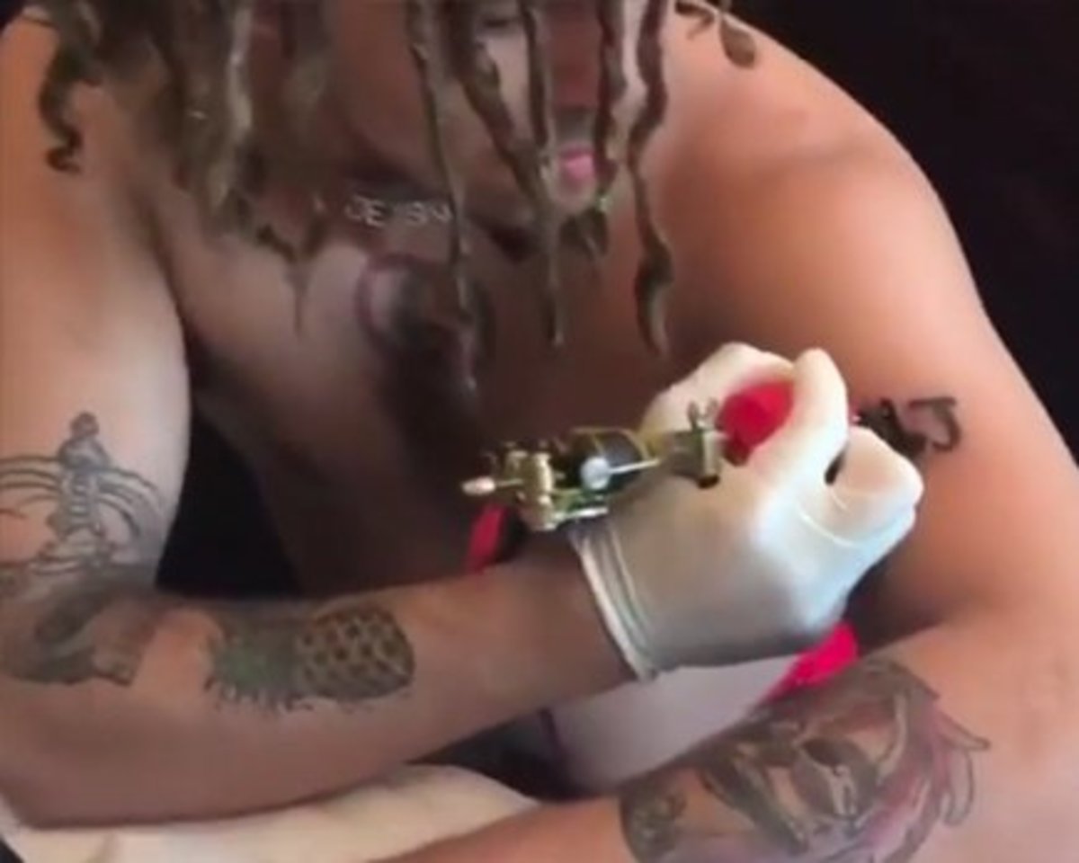 Lil Pump tatoverer seg selv til ære for XXXTentacion.