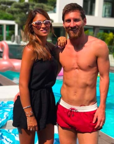 Lionel Messitől nem idegenek a tetoválások. Az argentin futballsztár már a teljes karját ringatja a jobb karján, és a fél ujját a bal lábán, amelyet nemrégiben alapos felújításon esett át egy fekete fekete tintával, de ez az új ajkak tetoválása messze a legmerészebb. Messi szerint a csípő tetoválását valamikor a nyáron csinálták, miközben a 30 éves fiatalember élvezte a játékhoz szükséges szabadságot, és azt szimbolizálja, hogy bárhová is megy, mindig magával viszi felesége csókját neki.