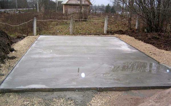 betonnen platform voor een tuinhuisje van polycarbonaat