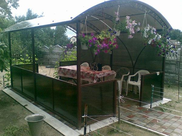 tuinhuisje gemaakt van polycarbonaat bij hun zomerhuisje