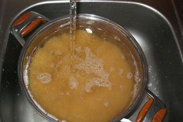 napunite kavijar slanom vrućom vodom