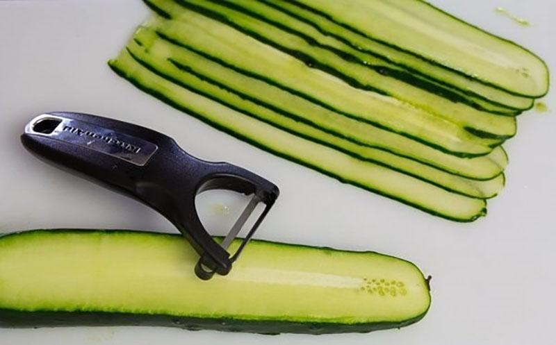 komkommers in dunne plakjes snijden