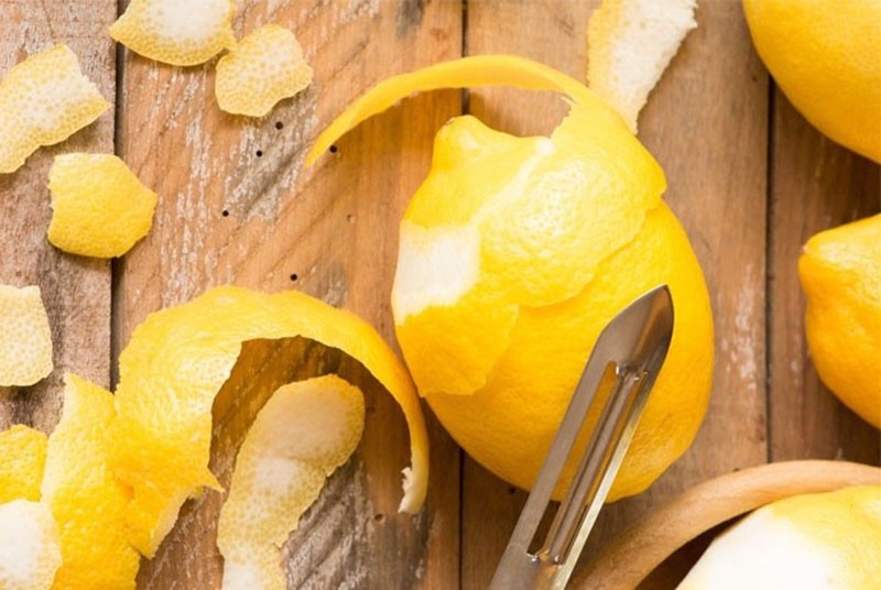 verwijder de schil van de citroen