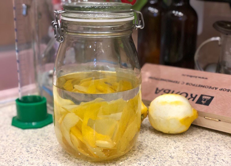 giet de citroenschil met wodka