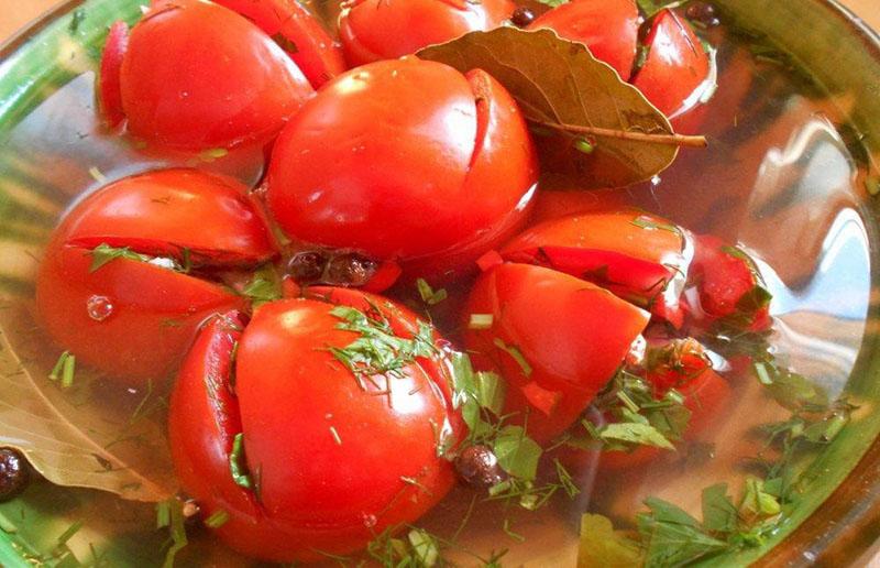 gevulde tomaten in hun eigen sap
