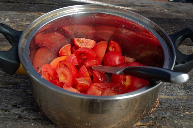 prokuhajte narezane rajčice