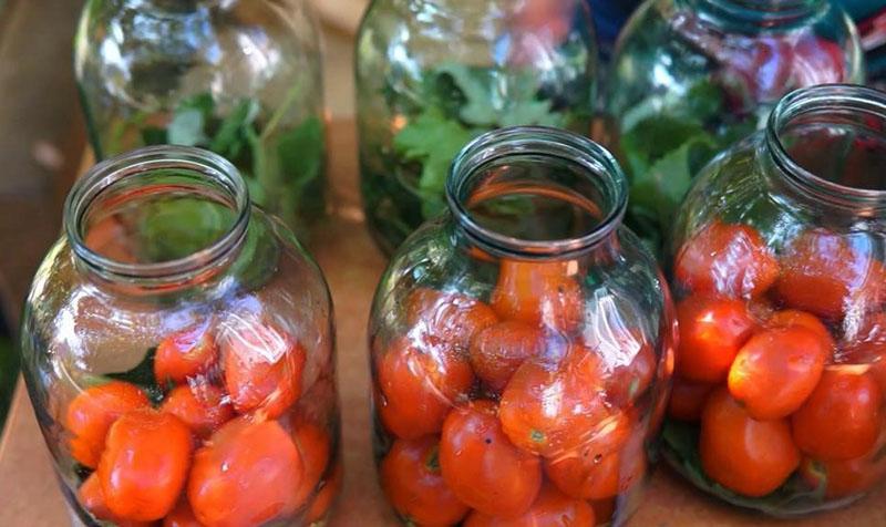 napunite staklenke začinima i rajčicama