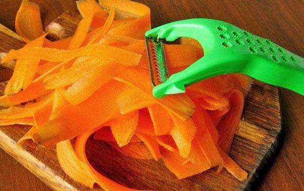 narežite mrkvu na tanke ploške