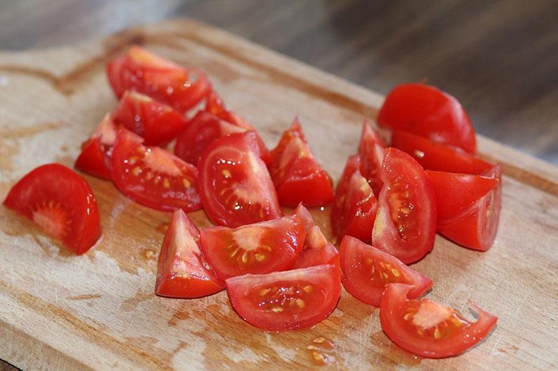 tomaten wassen en hakken