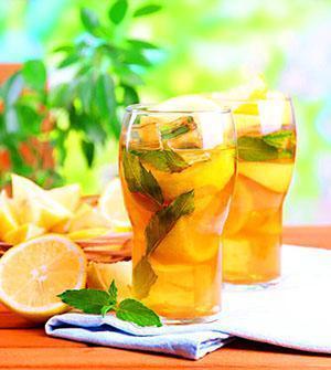 Zdrav ledeni čaj s limunom i mentom