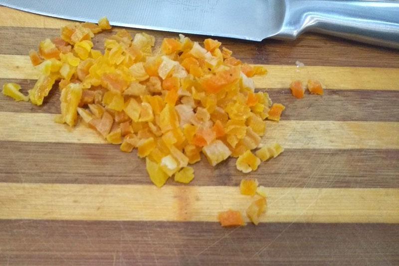 nasjeckajte suhe marelice i koricu naranče