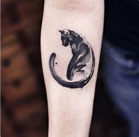 Paint Stroke stílusú macska tetoválás A macska kontra kutya ősrégi vitájában, ha keresztül-kasul macskaembernek tartja magát, ez az akvarell stílusú macskatetoválás, amelyet a pekingi New Tattoo Stúdióban készítettek, egyedülálló és művészi módja annak, hogy támogassa kedvenc macskabarátját.