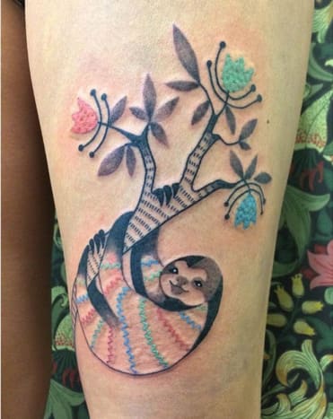 Føler du deg litt fargerik? Hva med denne enestående tatoveringen, blekket av Amanda Chanfreau, maler, illustratør og tatovør fra Finland, med en butikk i Sverige. Det unike og fargerike stykket vil sikkert lyse opp hverdagen!