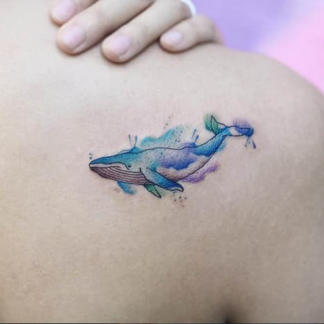 Watercolor Whale Tattoo Akvarell tatoveringer er alle raseri i disse dager, og dette havfargede hvalstykket, utført av tatoveringsartisten Georgia Gray, er definitivt en av våre favoritter. Hvalens flekkete design utenom linjene gjør den desto mer tiltalende.