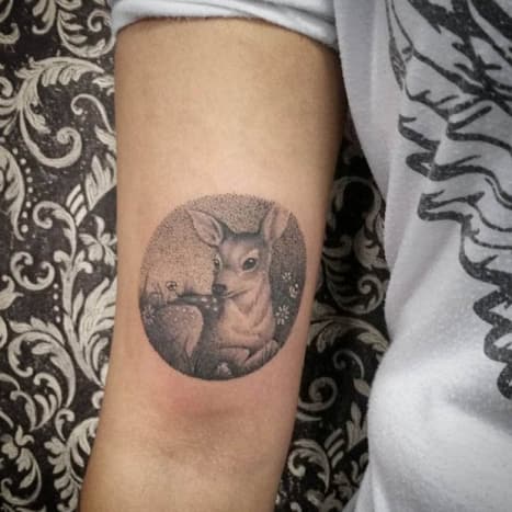 Baby Deer Dotwork Ink: Nem lehet szeretni az állatokat, és nem lehet Bambi rajongója, igaz? Ez a lenyűgöző „pöttyös” tetoválás egy szarvasbébiről több tucat és tucat apró pont bonyolult mintájával készült, és a brazil tetoválóboltból, a South Gama Tattoo -ból származik.