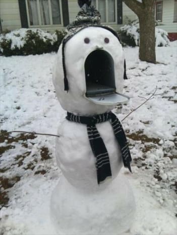 Fogadhatunk, hogy a postai dolgozó kiugrik a nadrágjából, amikor meglátja ezt a hóembert.