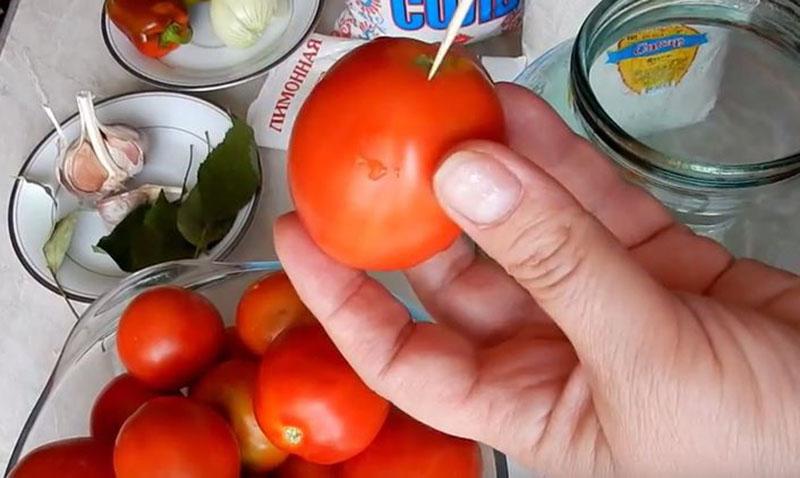tomaten klaarmaken om te zouten