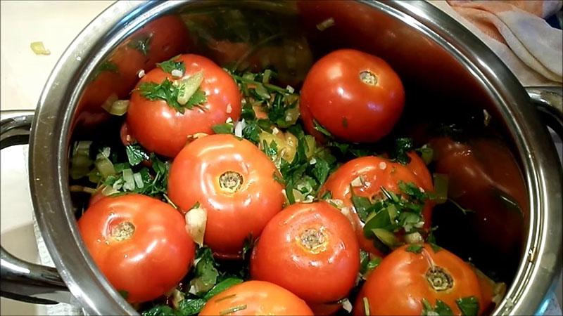 pomiješajte rajčice sa začinima