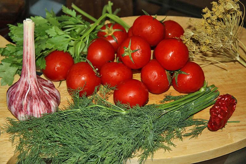 ingrediënten voor het inleggen van tomaten