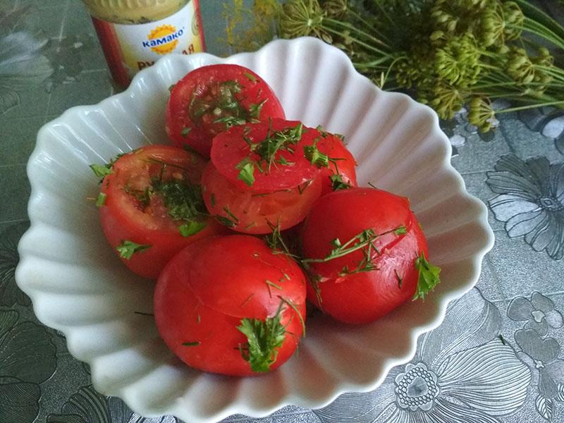 licht gezouten tomaten op tafel
