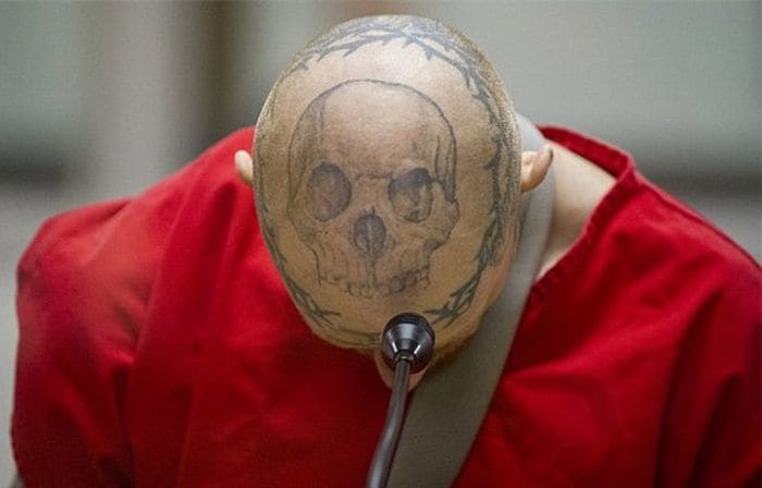 Foto via nydailynews I tillegg til ansikts-, øyebollet og forskjellige andre tatoveringer, har Barnum en hodeskalle på toppen av skallen.
