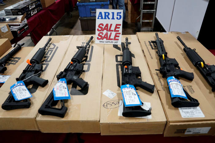 רובי AR-15 מוצגים למכירה בתערוכת האקדחים של גונטוברפסט באוקס, פנסילבניה, ארה