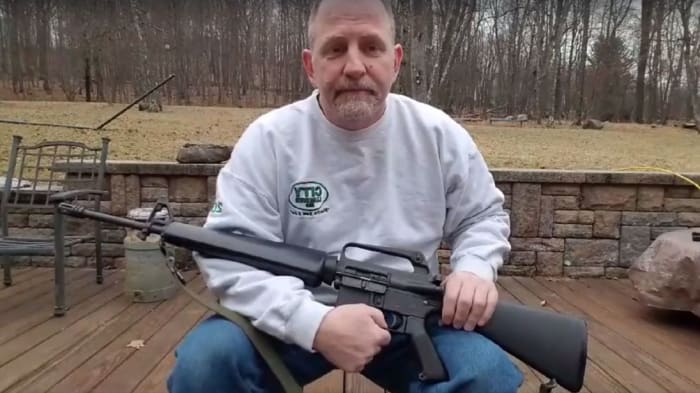 הזן את סקוט פפאלרדו, תושב מדינת ניו יורק וחובב נשק ותיק. הוא הפך לוויראלי בגלל שהתבטא נגד ה- AR-15 שלו, שבבעלותו למעלה מ -30 שנה.