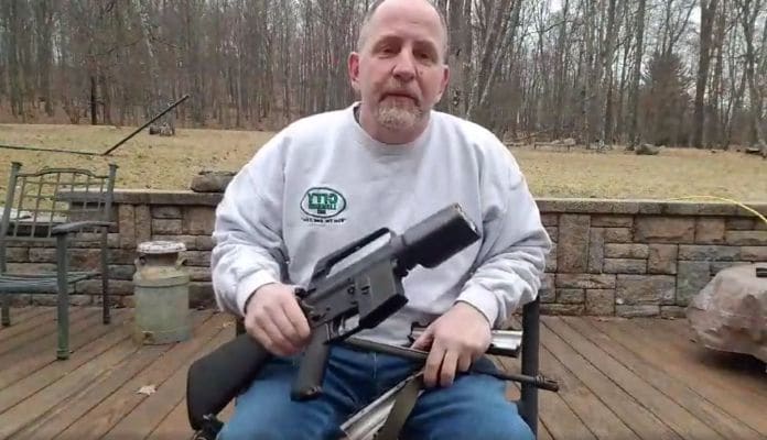 בסרטון, שהתפרסם בעמוד הפייסבוק שלו, פפאלרדו מתבטא נגד ה- AR-15 ואף מרחיק לכת עד שראה אותו בחצי במצלמה.