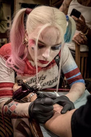 Bryllupsdagen hennes er selvfølgelig ikke første gang Margot Robbie har tatovert vennene sine. Hun ga flere av sine medstjerner 