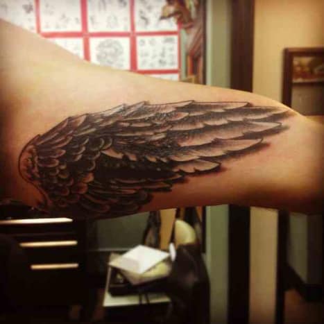 A Bachelor maroknyi tetoválást végez-köztük egy fekete-szürke szárnyat a bal bicepszén.