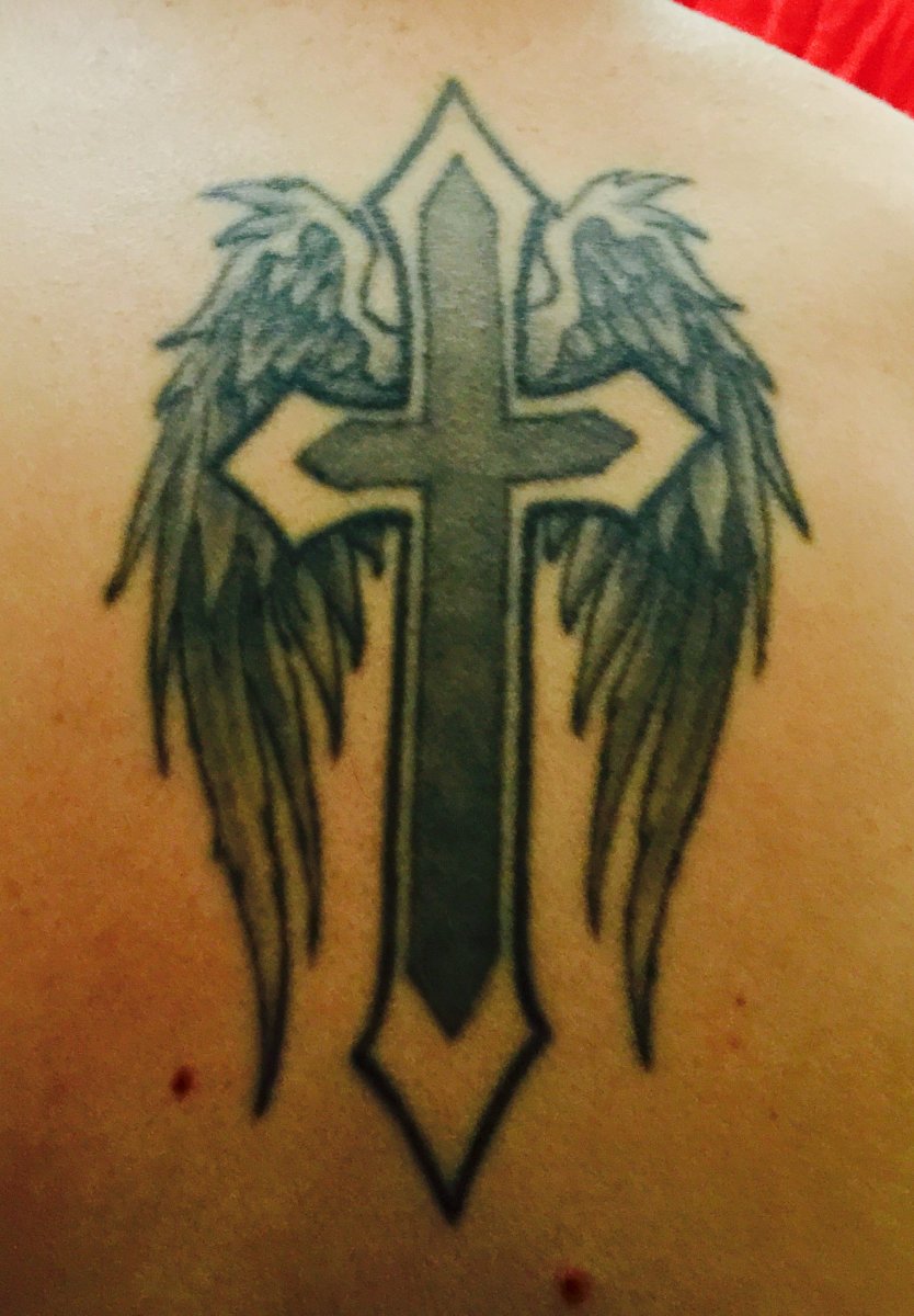 Oxleys første tatovering var et kors med engelvinger som han og faren hans fikk sammen.