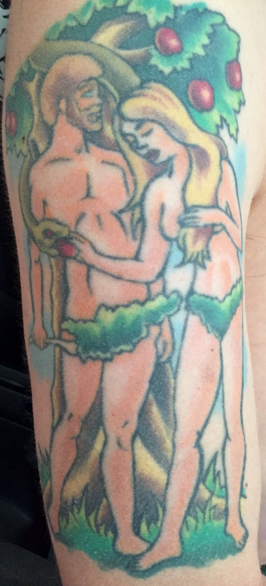 Oxley fortalte Inked at tatoveringene hans ofte er trosbaserte. Over er tatoveringen hans av Adam og Eva.