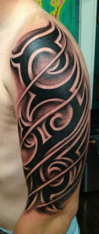 Joey Hamilton-Tribal fél ujjú tetoválás. Joey Hamilton-Tribal fél ujjú tetoválás.