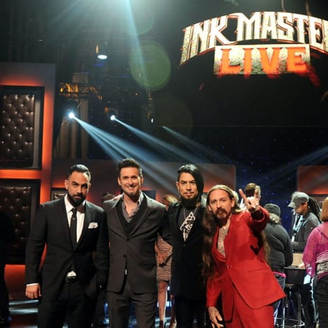 Az InkMaster (3. évad) győztese, Joe Hamilton, a sorozat házigazdája, Dave Navarro (Jane függősége) és bírók, neves tetoválóművészek, Chris Nunez (