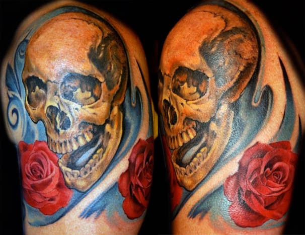 Joey Hamilton-Open Jaw Skull med Rose Tattoo