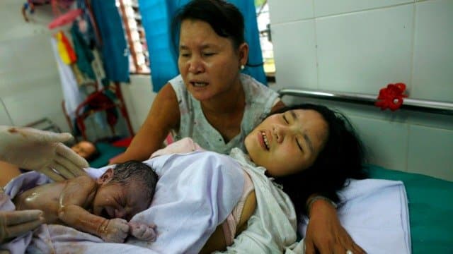 A világ számos országában olyan kevés értéket tulajdonítanak a nők egészségének, hogy évente nagyjából 600 000 nő hal meg szülés közben.