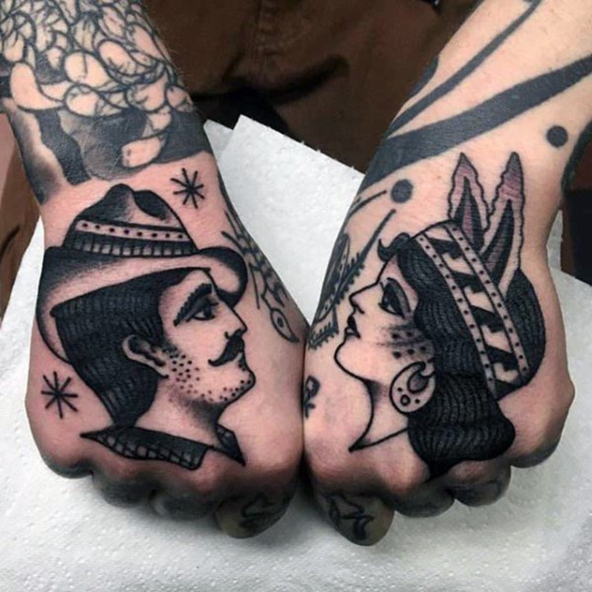 tradisjonelt dekorert-tatovering-av-en-mann-og-kvinne-menn-hender