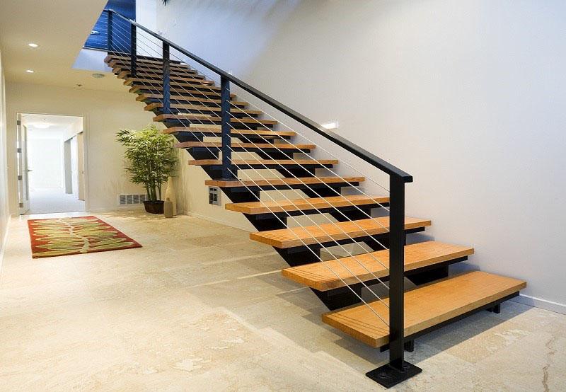 metalne stepenice s drvenim stepenicama