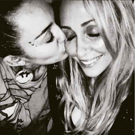 Fotó: Tish Cyrus/Instagram. Akár házas, akár nem, „apa” mindig különleges helyet foglal el a lánya szívében… és állandó helyet a lábán. Talán Miley következő tetoválása az anyja, Tish kiáltása lesz?
