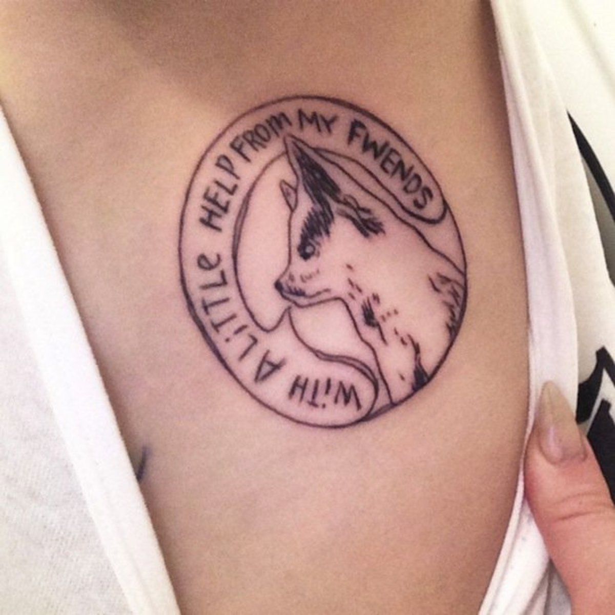 Közelkép Miley Cyrus & apos; Floyd tetoválás.