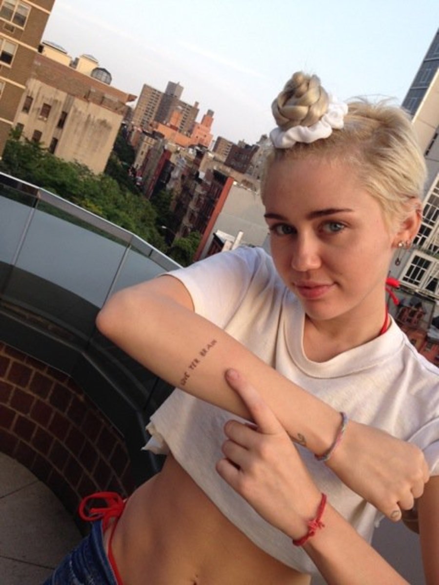Miley Cyrus viser frem tatoveringen hennes av Bang Bang.