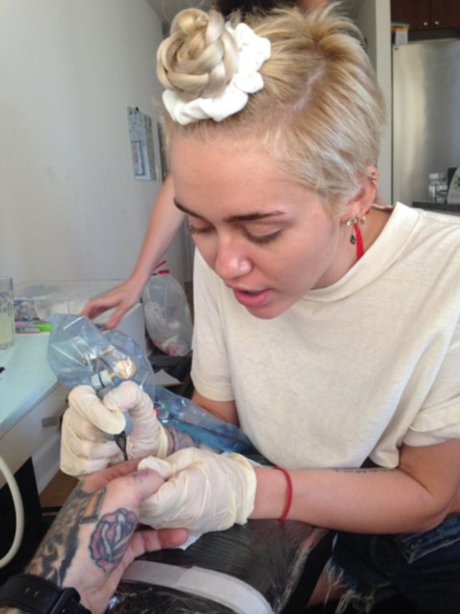 Miley Cyrus tatoverer Bang Bang.