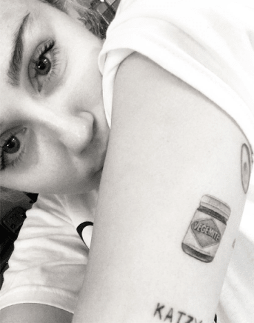 Miley bemutatja vadonatúj tintáját Dr. Woo Instagram -képén.
