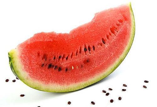 Verwijder de zaadjes voordat je de watermeloen eet