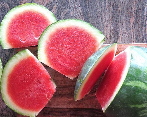 Bij een verergering van pancreatitis, gastritis en cholecystitis mag watermeloen niet worden geconsumeerd
