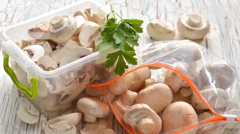 is het mogelijk om champignons uit de winkel in te vriezen?