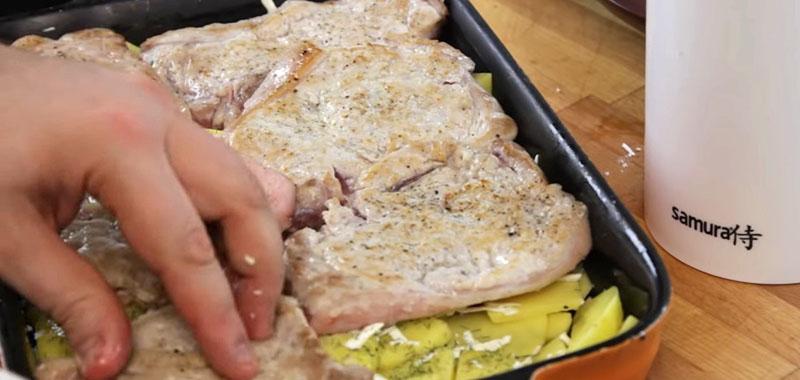 leg het vlees op een bakplaat