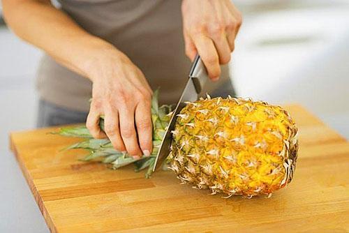 Ananas eten terwijl je afvalt, helpt het lichaam te vullen met vitamines