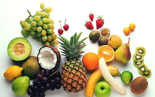 Ananas is opgenomen in het dieet, samen met ander fruit en bessen.