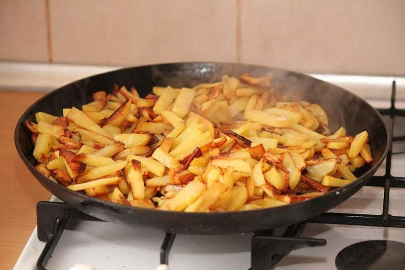 Bak aardappelen in een gietijzeren pan